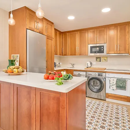 Casa Con Bellas Vistas Sobre La Bahia De *